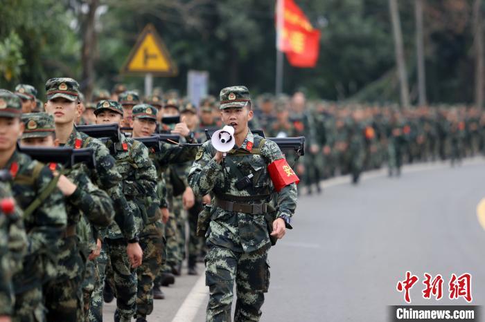 武警海南省总队新兵团野营拉练助力新兵破茧成蝶