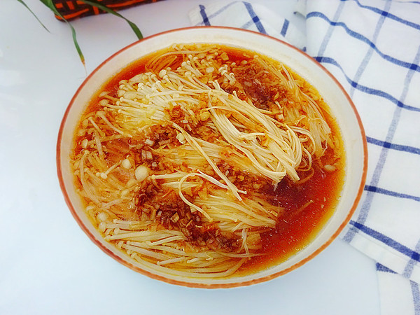 取出金针菇,汤汁已经快满盘,喜欢捞汁的就这样吃,喜欢粘稠一点的可以