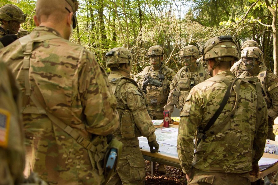 美军基地被空袭了?一声巨响,数万美军疯狂逃窜,五角大楼乱套了