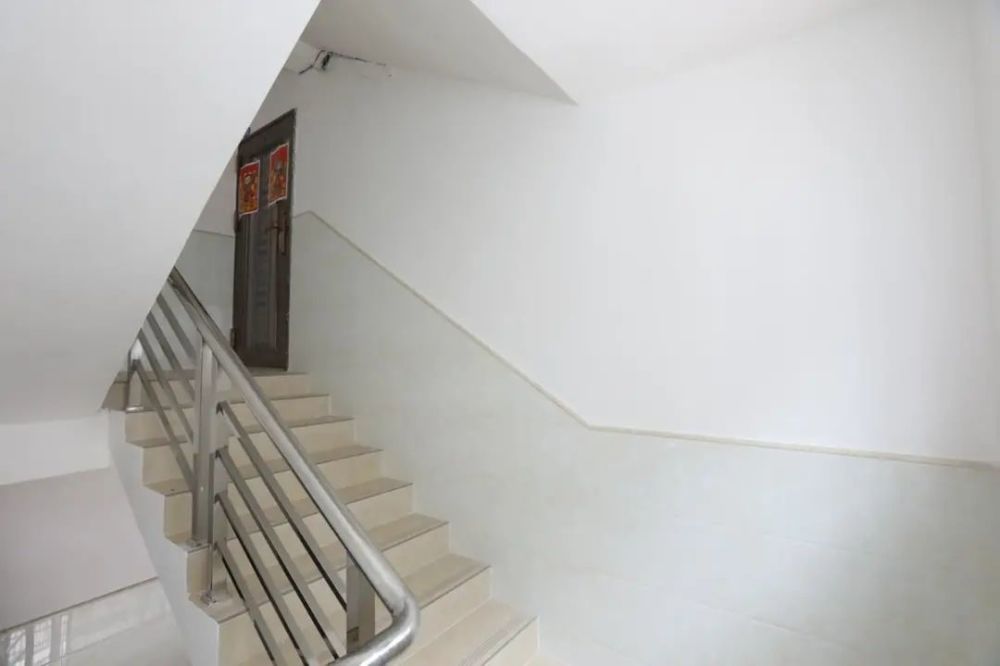 2020年8月,南虹社区南村新苑小区首个楼道改造工程完工.