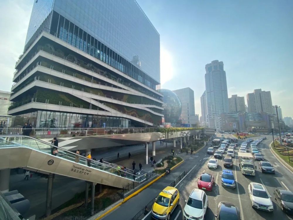 徐家汇空中连廊一期开放了几大商场连成线在空中平台把徐家汇商圈美景