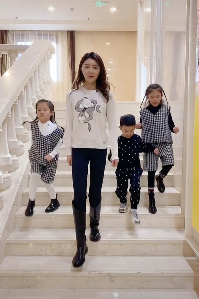 甘薇近况曝光一人抱三娃毫不费力可是脸部看上去太僵硬了