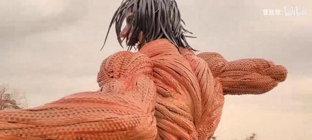 艾伦-耶格尔的肌肉线条简直就像真的一样,从腿部到腹部再到背部,无不