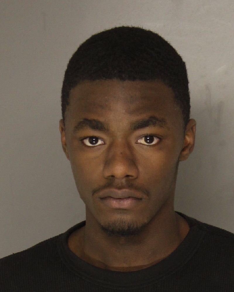 悍匪!美国一嫌犯戴着手铐连开数枪,成功从警察眼前逃走