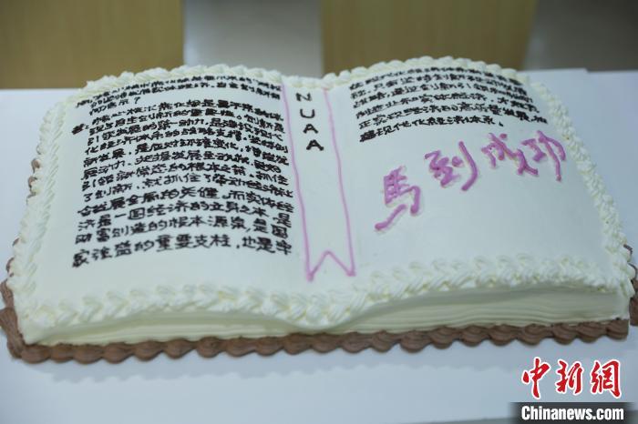 自己选择政治蛋糕是希望能"沾喜气",让平日最担心的政治学科发挥得