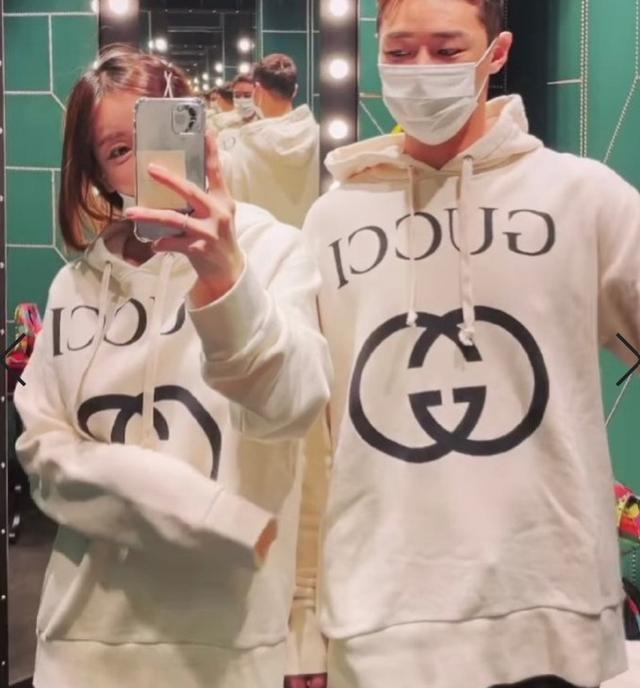 黄荷娜晒自残照,声称4亿进口车被盗,疑与现男友闹矛盾