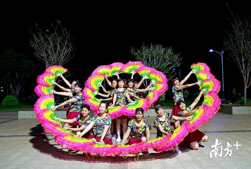 村民们吃完晚饭就到公园里散步,打球,村里两支广场舞队每天晚上都会在