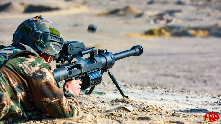 特战队员使用38mm狙击榴射击目标.