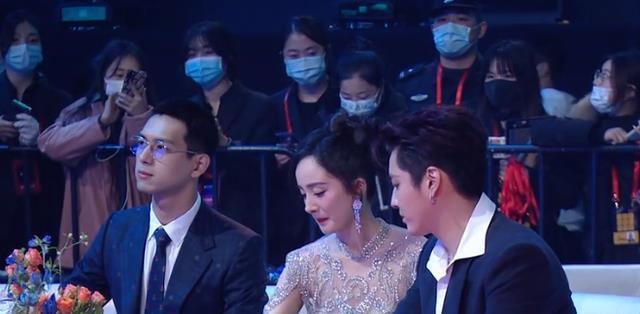 杨幂吴亦凡李现台下玩游戏,星光大赏晚会的舞台下三人同台同框_腾讯