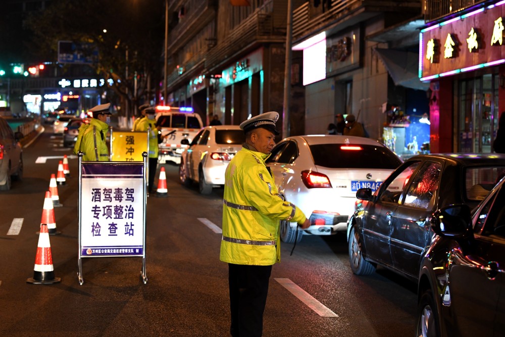 万州交巡警开展酒驾醉驾夜查整治统一行动