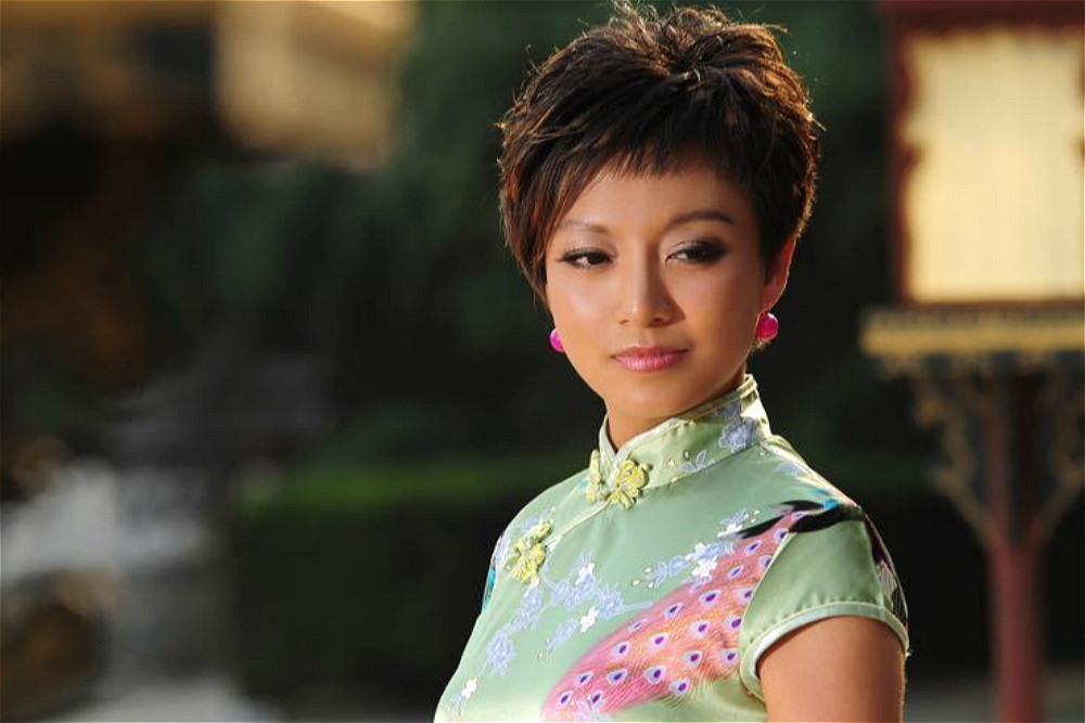 清朝灭亡后"瓜尔佳氏"改姓"关",所以关晓彤在族谱上应该写作"瓜尔佳.