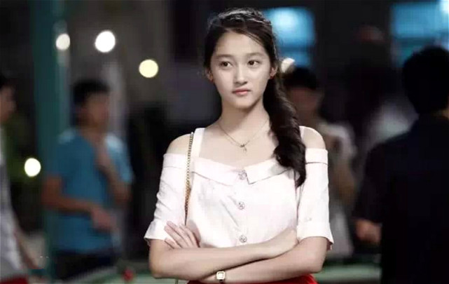 >清朝灭亡后"瓜尔佳氏"改姓"关",所以关晓彤在族谱上应该写作"瓜尔佳