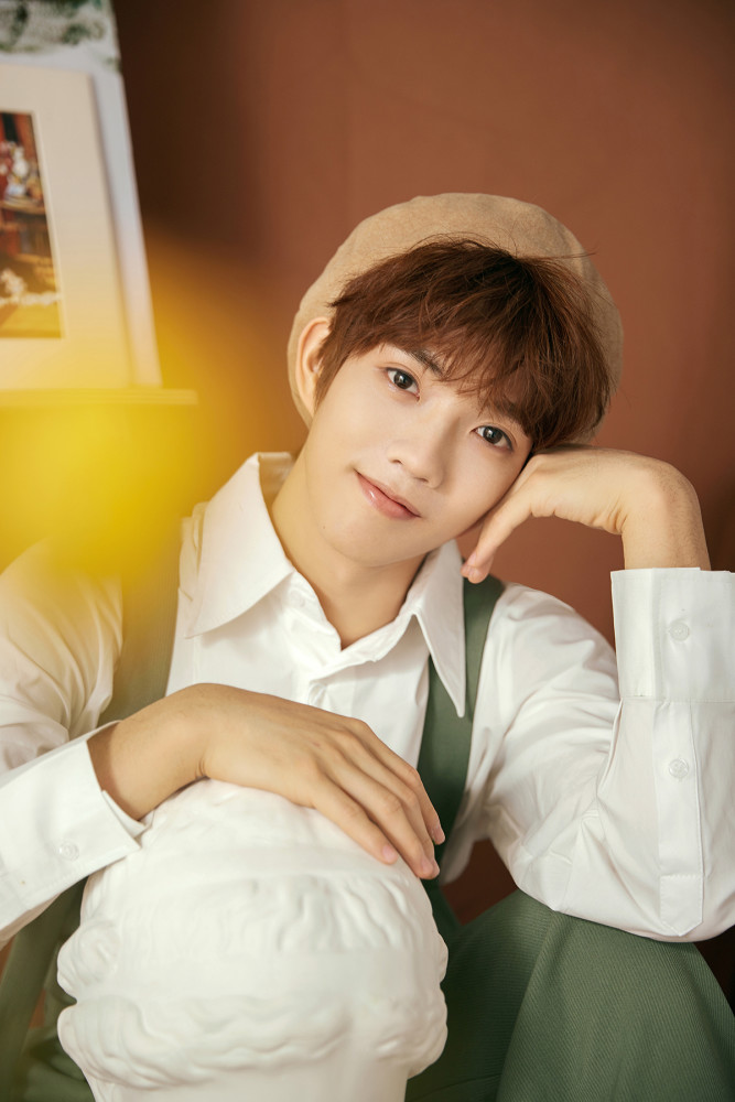 花开半夏|花开计划训练生-郑星源变身少年画家 手持画