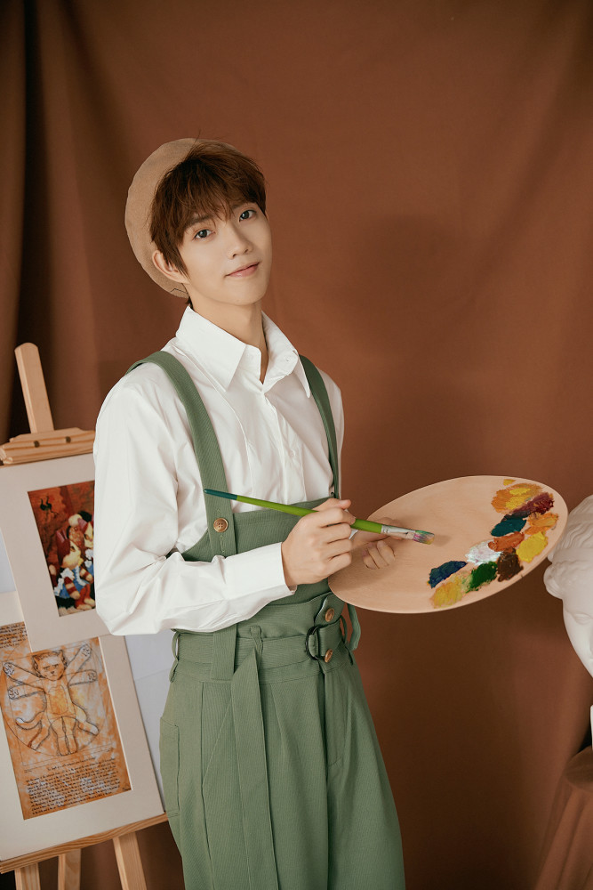 花开半夏|花开计划训练生-郑星源变身少年画家 手持画