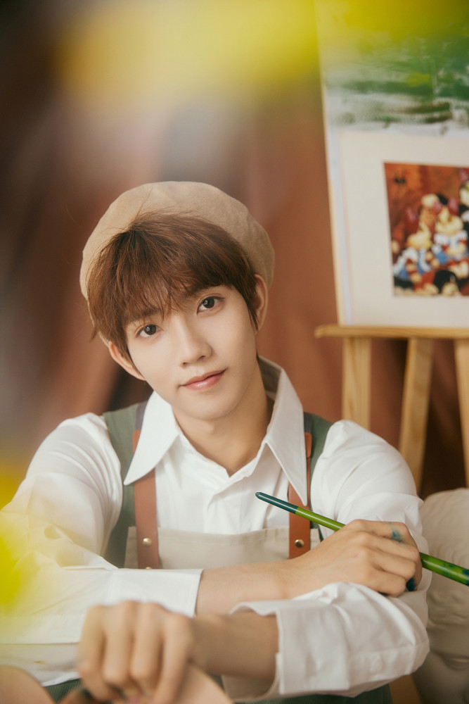 花开半夏|花开计划训练生-郑星源变身少年画家 手持画