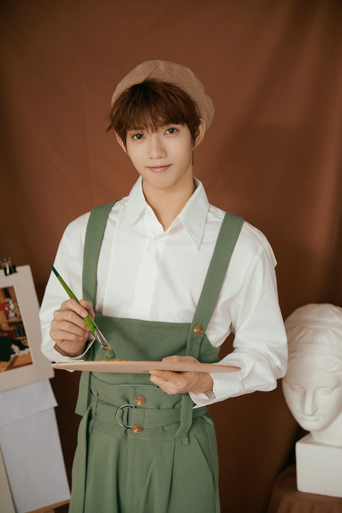 花开半夏丨郑星源变身少年画家手持画笔绘制未来梦想