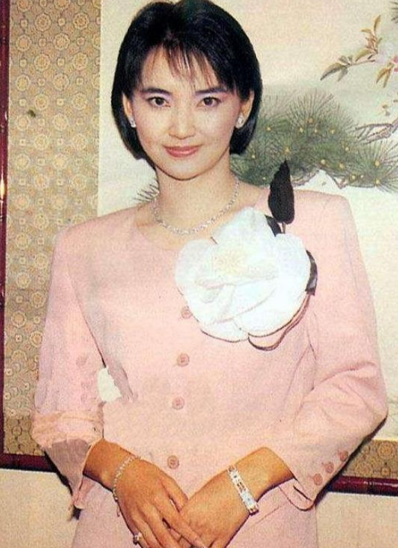 胡慧中12岁时与邻居哥哥唐重生关系很好,经常出双入对,久而久之唐重生