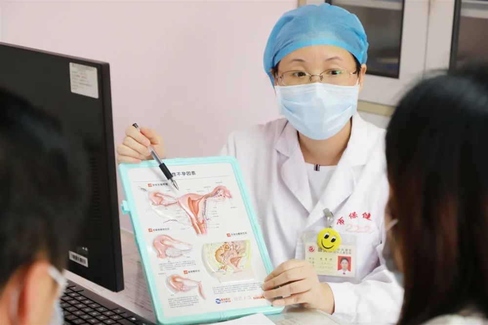 周贤琼在为患者讲解女性不孕因素.生殖女科门诊出诊时间:正常工作日.