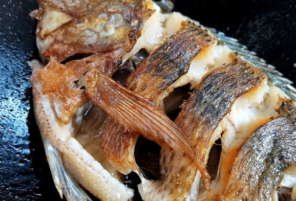 【煎鱼的步骤】红烧,糖醋,煲汤之类的这些做法,其实都是需要提前煎鱼