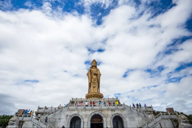 矗立於南海之巔,背靠幽深青翠的紫竹林.