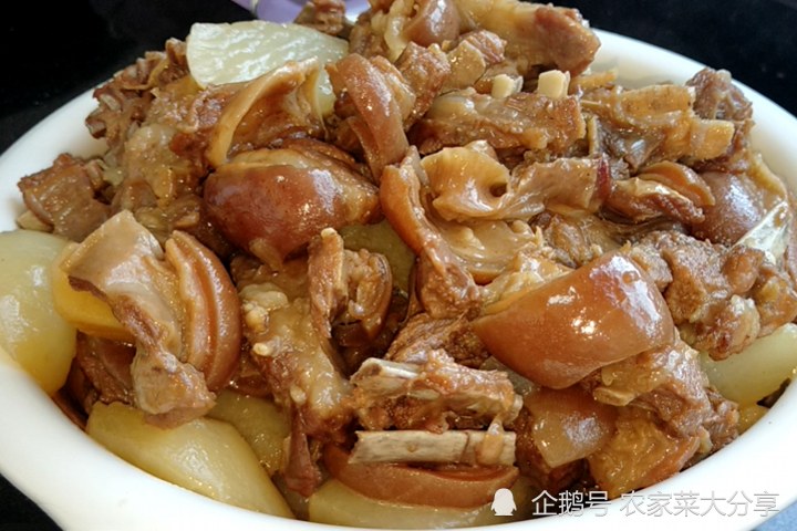 以上就是萝卜焖羊肉详细的做法,大家都学会了吗,萝卜和羊肉是生活中