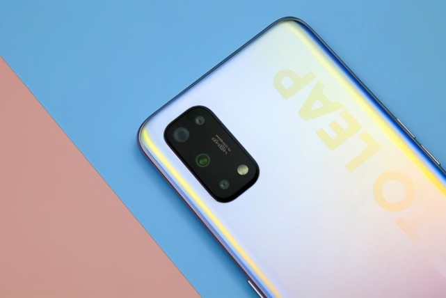 真我骁龙888手机曝光挖孔曲面屏设计拥有素皮版本