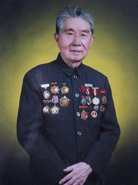 放弃黄埔军校投奔延安,排除险情右臂被炸,晚年成第三代坦克总师