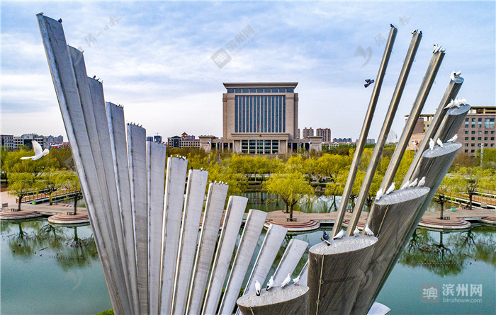 4月1日下午,滨州市政文化广场的小景.