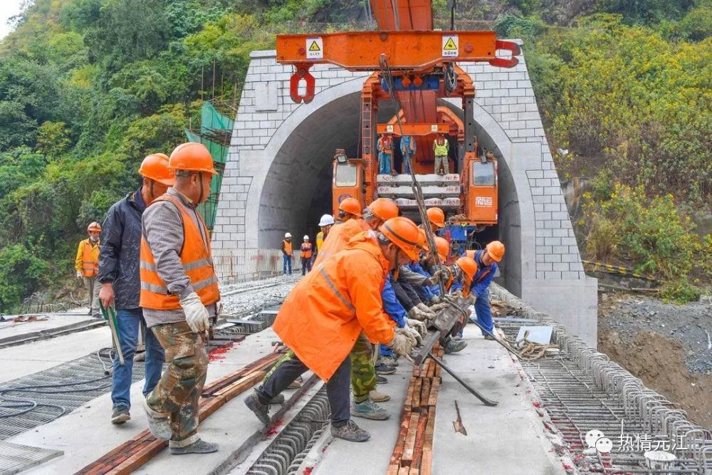 鋼花四濺玉磨鐵路鋪軌抵達墨江火車站