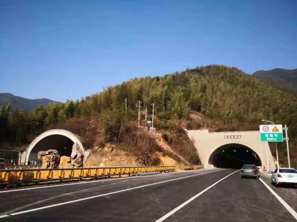 目前 宜长高速主体结构施工已完成 4个隧道已全部贯通 正在设置标识