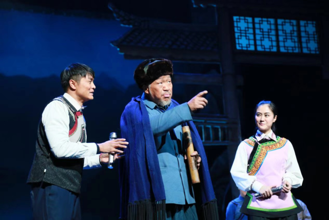 贵州省话剧团创排演出的大型脱贫攻坚话剧《出山!