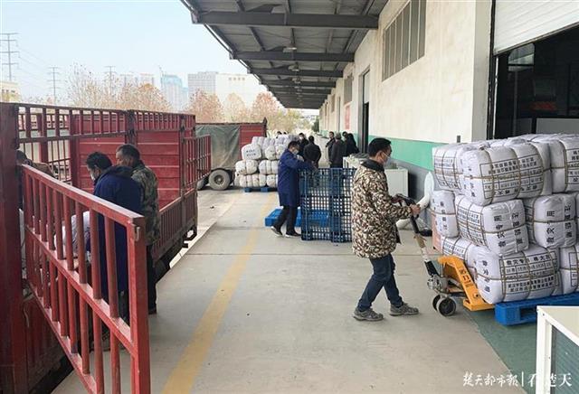 武漢發(fā)放冬春救助衣被，確保受災困難群眾溫暖過冬(圖2)