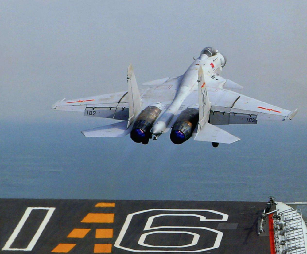歼-15战机的"狂暴战斗状态",满挂十枚导弹令人胆寒