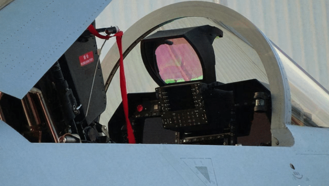 已经开始给歼20战机的飞行员装备了头盔显示器这种先进的装备