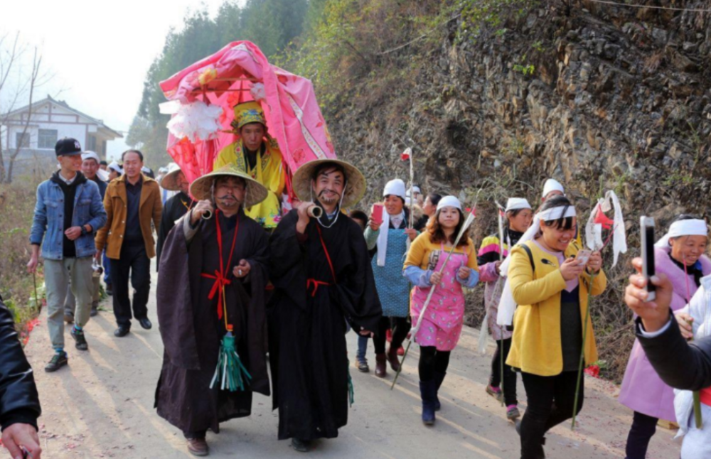 农村红白喜事的管事人除了德高望重还有哪些过人之处