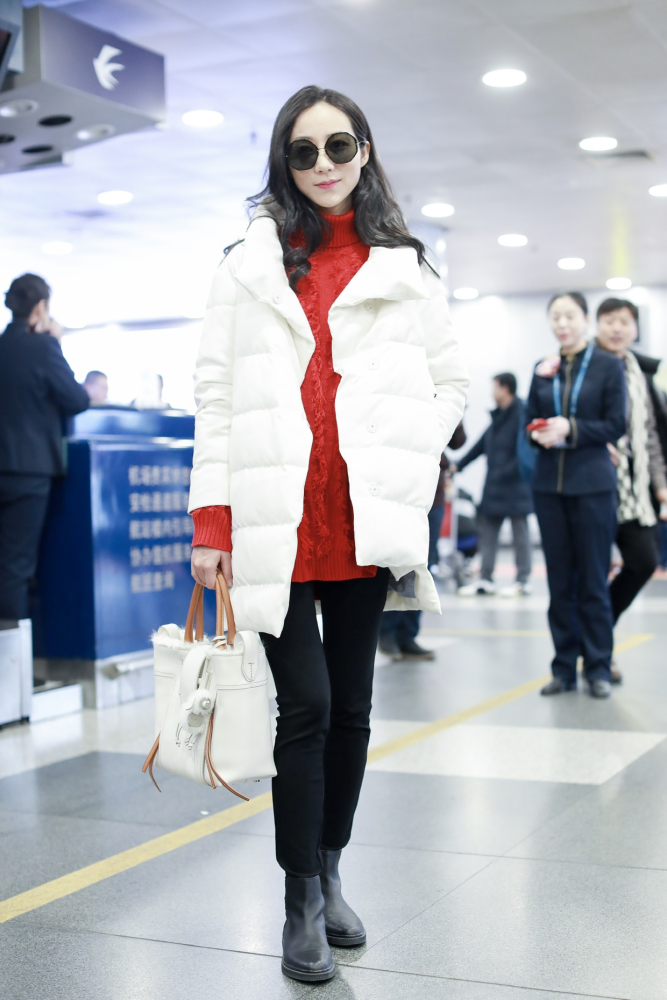 37岁的韩雪依然少女感十足,穿白色羽绒服内搭针织衫,减龄洋气