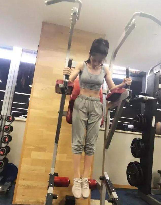 更何况她还有马甲线,体重瘦下去本来就难,就能知道为了维持身材,邢菲