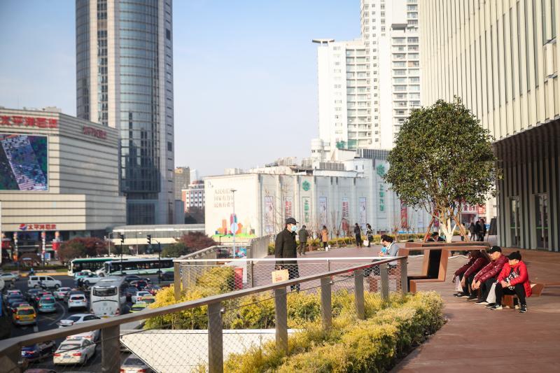 通过空中连廊可以直接走进美罗城.空中连廊上别致的花园景观.