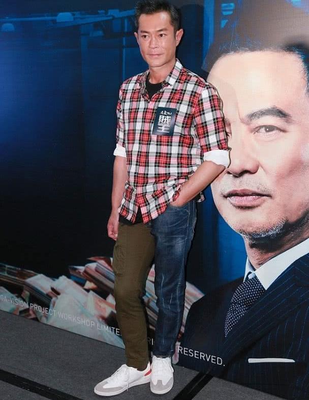 古天乐出席活动,外穿一件夹克,再把领子立起来颇为有范!