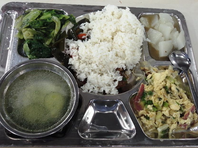 实拍电子厂的工作餐,米饭不限量,有肉有菜还有汤,才6块钱一份_腾讯