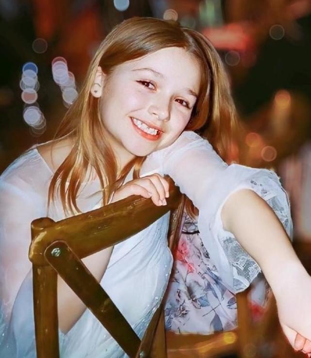 小七出息了,打扮休闲教大厨儿子踢足球,又亲又抱太有姐姐范