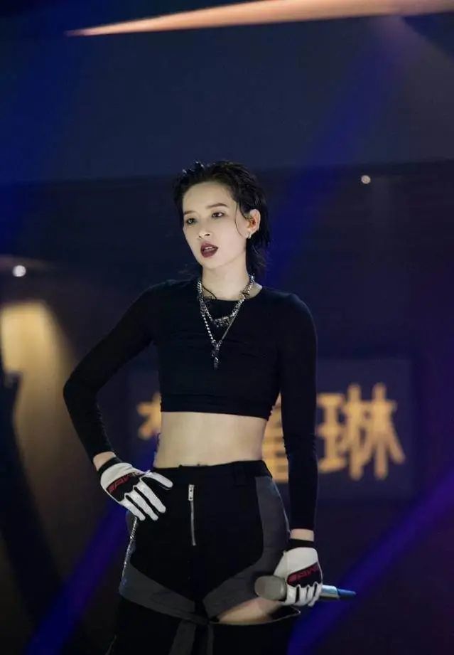 陆柯燃渔网露腰装好绝黑色look又美又飒中性风反转的双重魅力