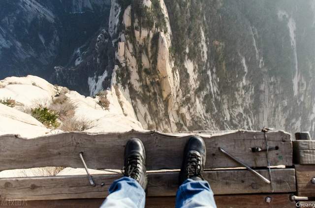 走在栈道上,身后是看不见底的万丈深渊,不仅如此,还有一段垂直的凌空