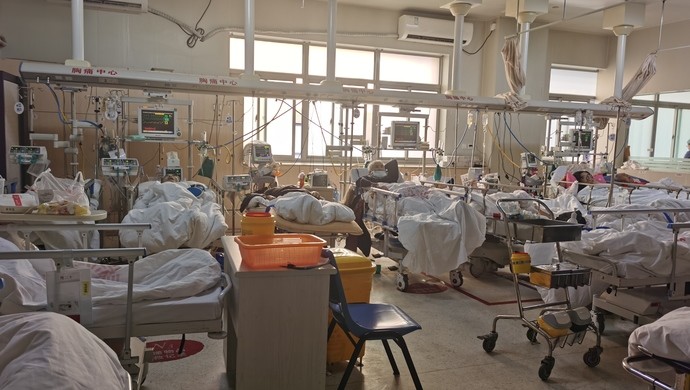 视频冬至后记者亲历瑞金医院急诊抢救室收治数创新高抢救室变病房
