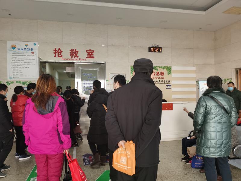 视频冬至后记者亲历瑞金医院急诊抢救室收治数创新高抢救室变病房
