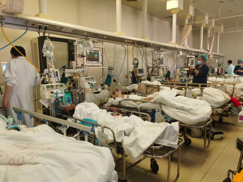 视频冬至后记者亲历瑞金医院急诊抢救室收治数创新高抢救室变病房