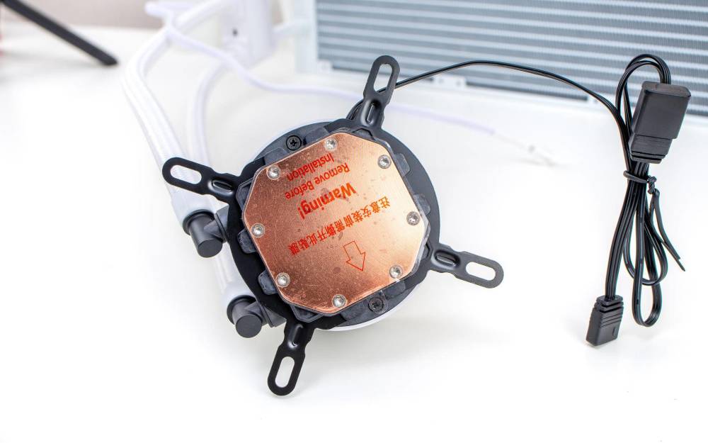 安装冷头前,先揭开背板的双面胶,将背板贴到主板后面.