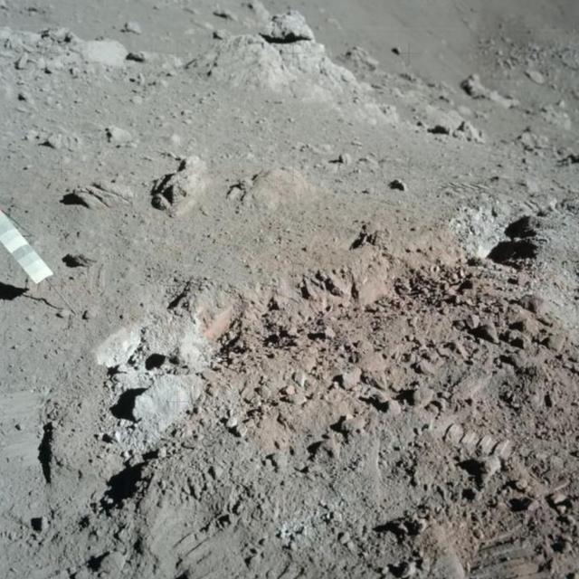 月球土壤发生突变,一天不到颜色发生强烈变化,这是怎么回事?