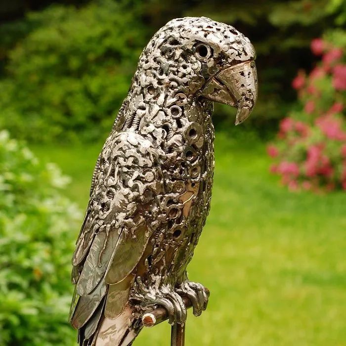 他从垃圾堆里淘废品淘成艺术家垃圾组成的雕塑十分震撼