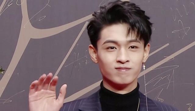 星光大赏德云社获奖,秦霄贤领奖时不懂规矩,被提醒后及时改正!